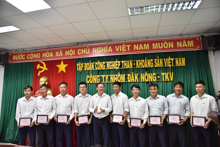 Thay mặt lãnh đạo TKV đồng chí Nguyễn Bá Phong - Bí thư Đảng ủy, Giám đốc Công ty trao giấy chứng nhận danh hiệu chiến sỹ thi đua cho 10 cá nhân tiêu biểu xuất sắc