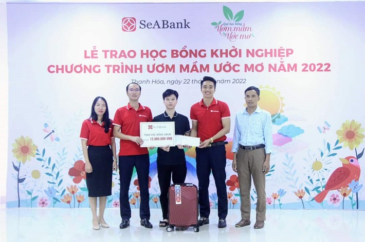 Chi nhánh Thanh Hóa trao Học bổng khởi nghiệp cho em Vũ Quang Đăng xuất sắc hoàn thành THPT