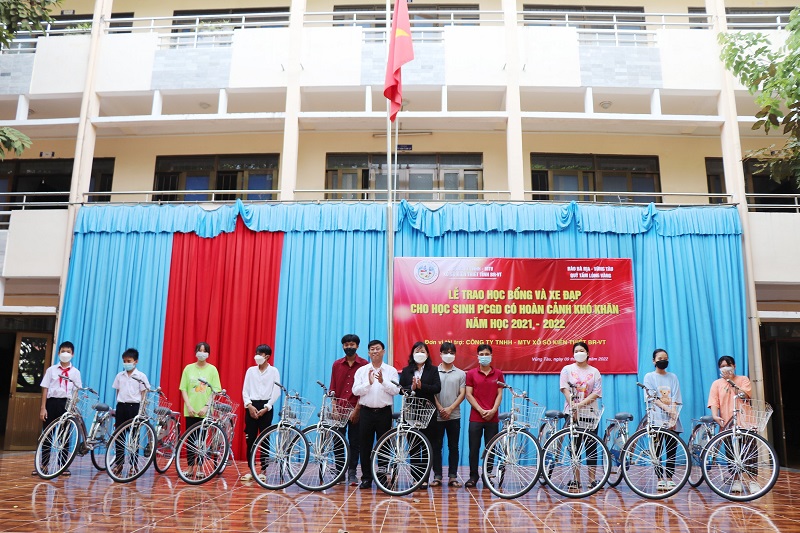 Đại diện Ban Giám đốc Công ty TNHH MTV Xổ số Kiến thiết tỉnh Bà Rịa-Vũng Tàu trao tặng xe đạp tới HS phổ cập có hoàn cảnh khó khăn