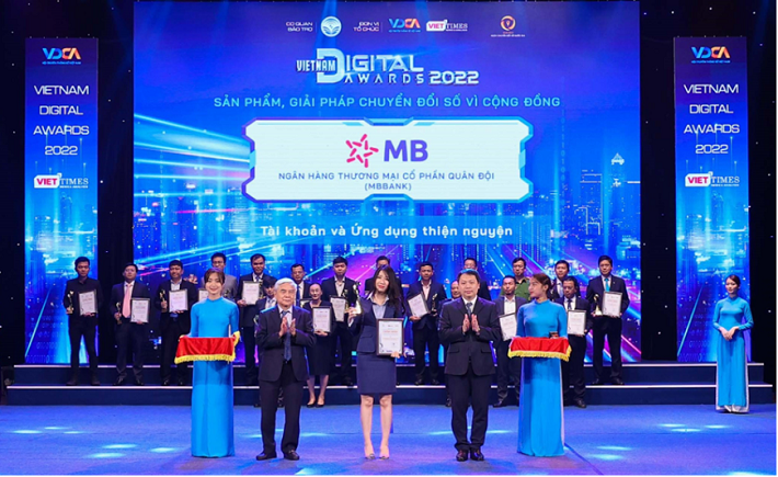 Bà Nguyễn Thùy Linh - Phó Giám đốc khối Ngân hàng số đại diện ngân hàng nhận giải thưởng cho hạng mục ‘Sản phẩm, giải pháp chuyển đổi số vì cộng đồng’