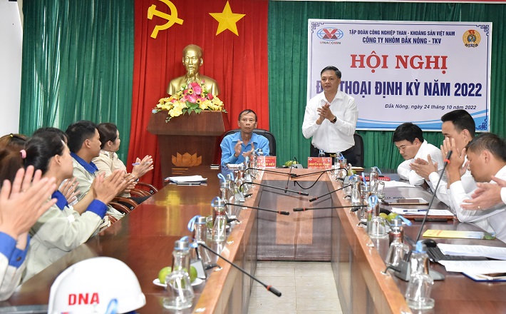 Ông Nguyễn Bá Phong - Bí thư Đảng ủy, Giám đốc Công ty phát biểu tại Hội nghị