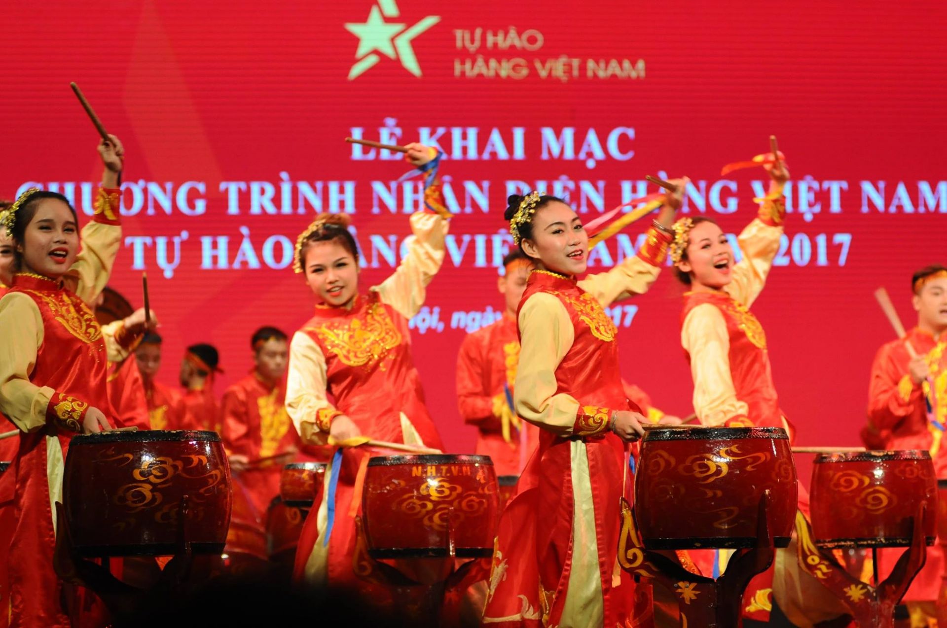Nghi thức trống hội sôi động, náo nhiệt sẽ mở đầu Lễ Khai mạc Chương trình Nhận diện hàng Việt Nam năm 2022 và Lễ hội Tự hào hàng Việt Nam - Tinh hoa hàng Việt Nam