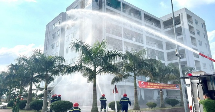 Các lực lượng thực hiện chữa cháy tại Khu cư xá QLVH&SC tại xã Vũ Chính - Tp Thái Bình