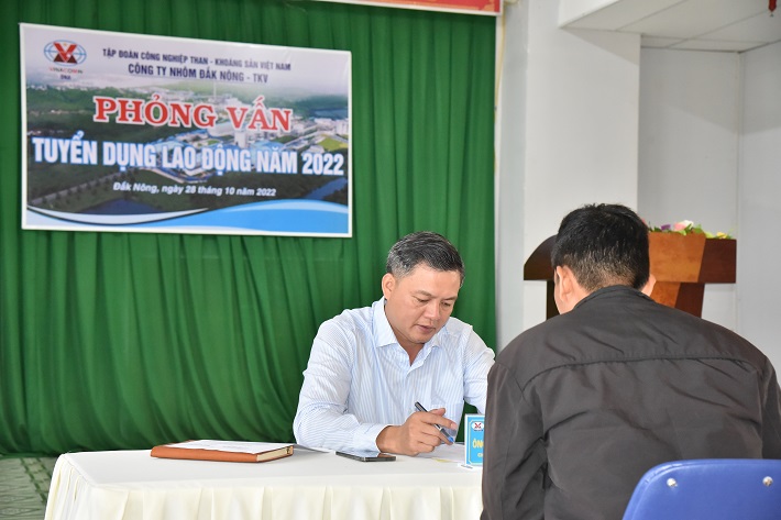 đồng chí: Nguyễn Bá Phong - Bí thư Đảng ủy, Giám đốc Công ty, Chủ tịch hội đồng tuyển dụng