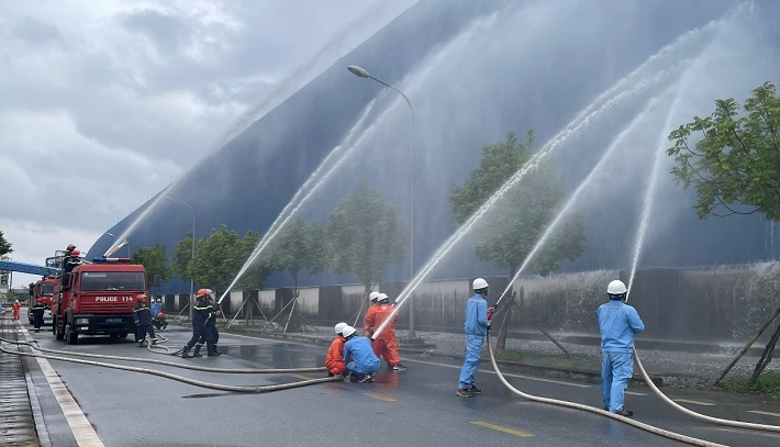 Các lực lượng thực hiện chữa cháy tại Kho than số 1 Nhà máy Nhiệt điện Thái Bình