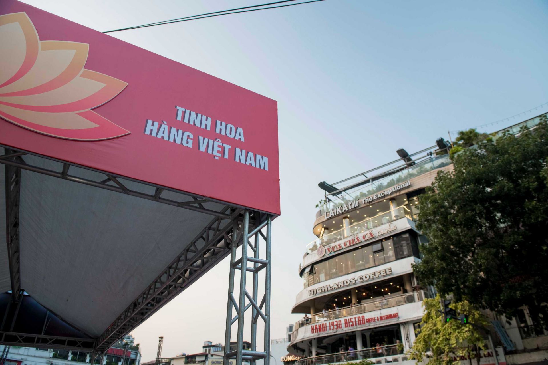 Sân khấu lớn diễn ra Lễ khai mạc Chương trình Nhận diện hàng Việt Nam năm 2022 và Lễ hội Tự hào hàng Việt Nam - Tinh hoa hàng Việt Nam đang dần hoàn thiện