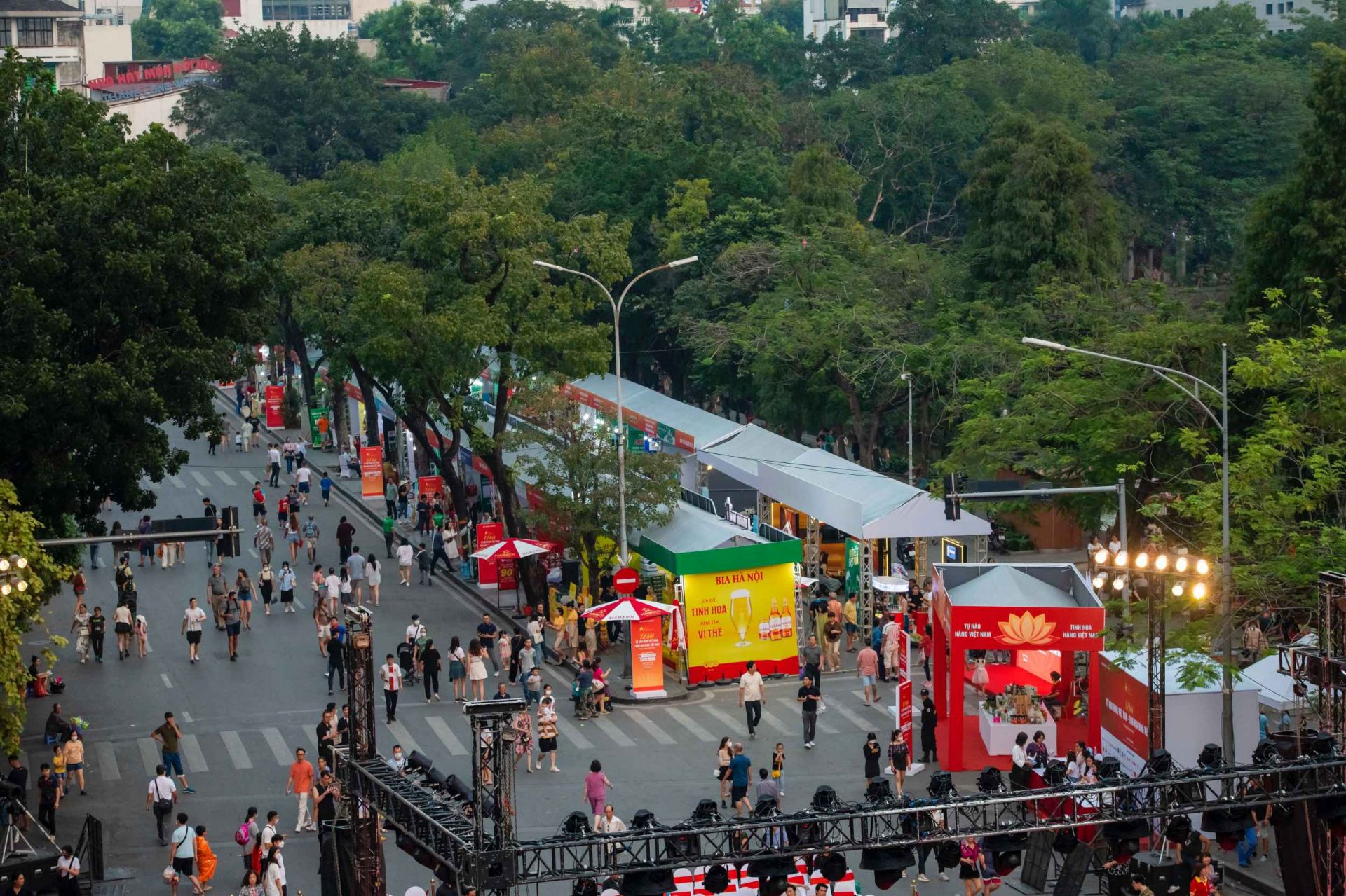 Lễ hội Tự hào hàng Việt Nam - Tinh hoa hàng Việt Nam tại khu vực Quảng trường Đông Kinh Nghĩa Thục, phố đi bộ hồ Hoàn Kiếm, Hà Nội