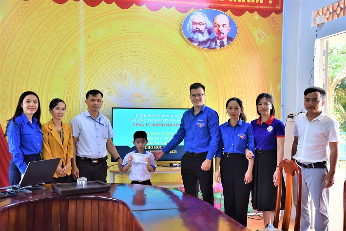 Tặng các suất bảo hiểm học đường cho cháu nhỏ có hoàn cảnh khó khăn tại trường THCS Nguyễn Bá Ngọc xã Nghĩa Thắng, huyện Đắk R’lấp, tỉnh