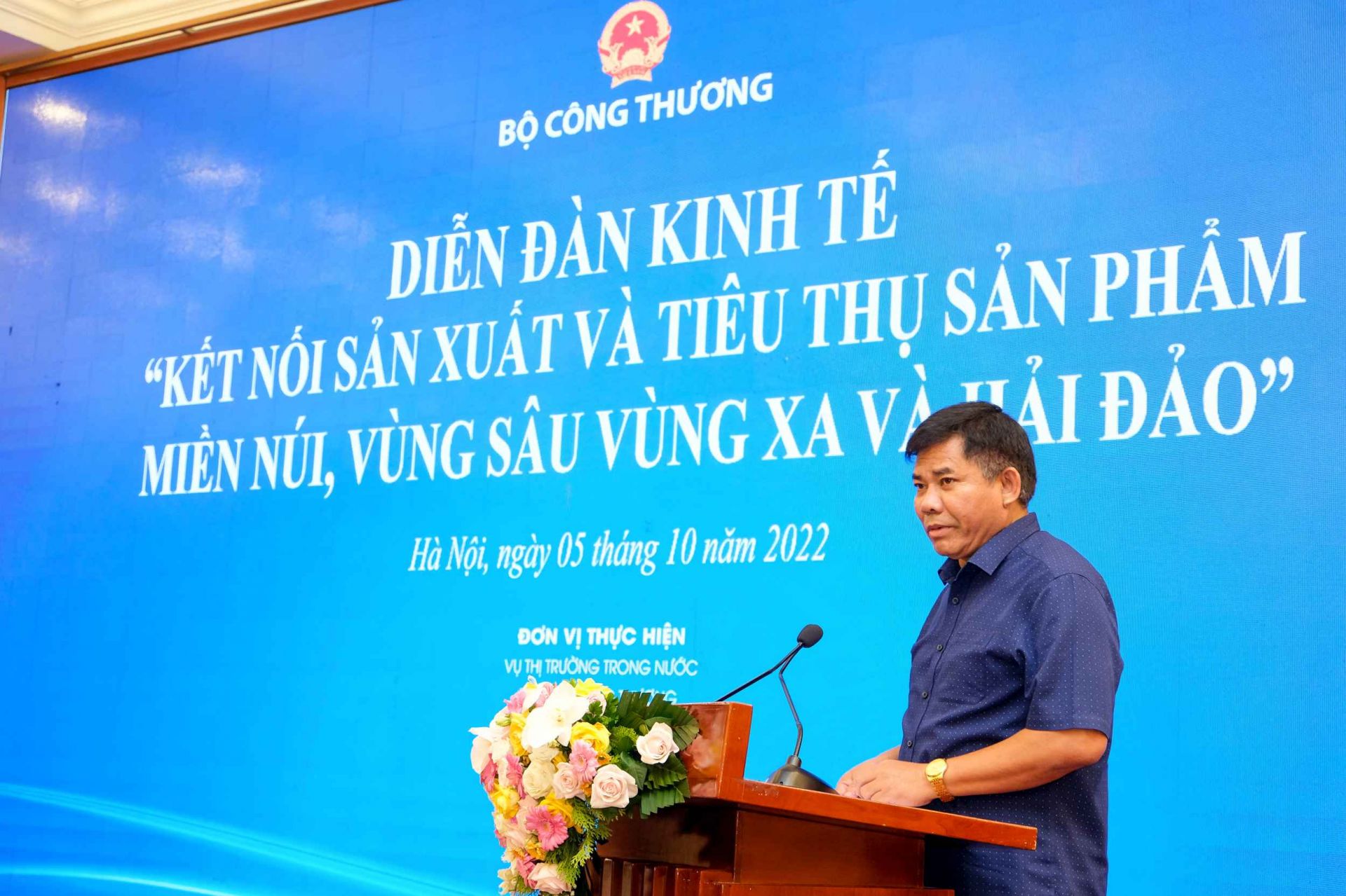 Phó Chủ nhiệm Y Thông phát biểu tại Diễn đàn phát triển thương mại miền núi, hải đảo