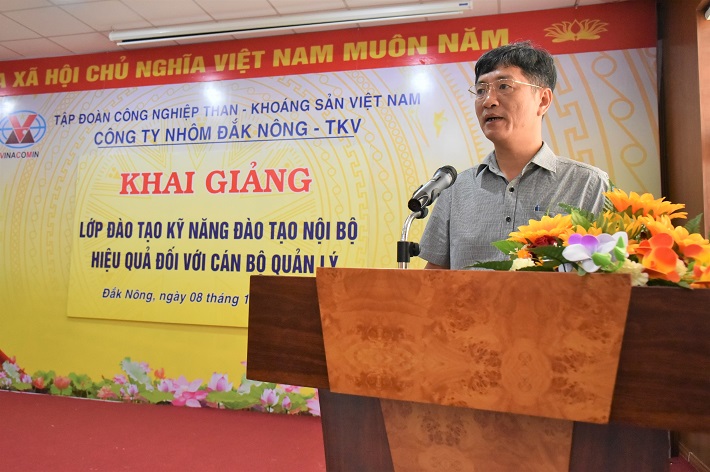  Ông Trần Tiến Dũng - Phó Giám đốc Công ty phát biểu trong lễ khai giảng