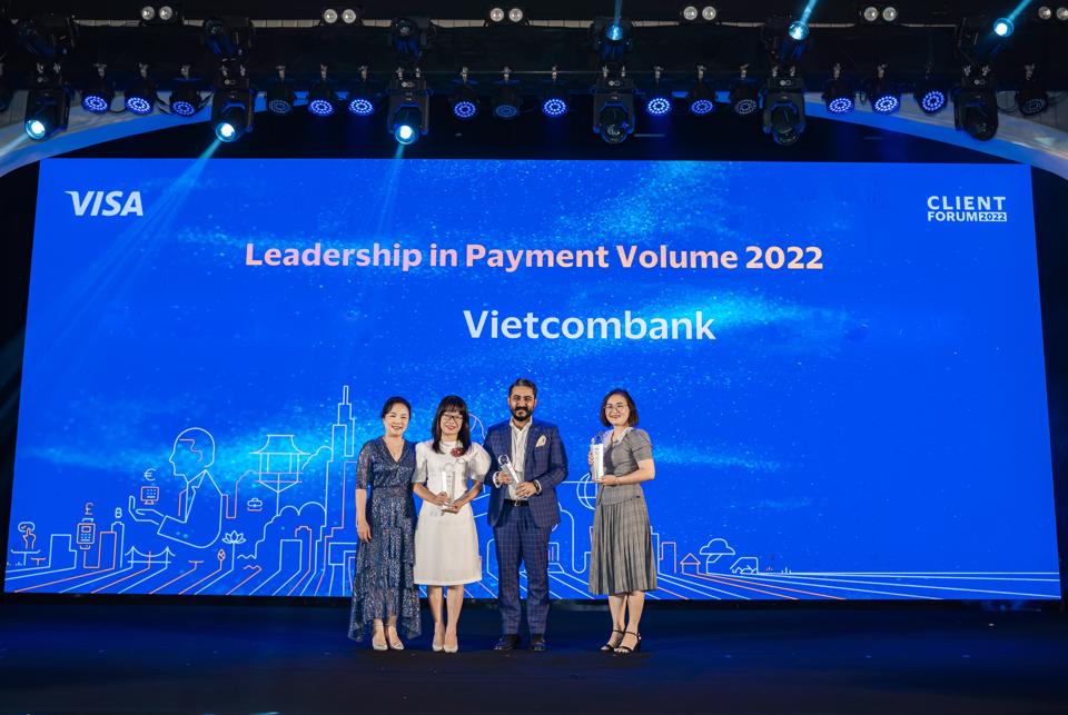Phó Giám đốc Khối bán lẻ Vietcombank Đoàn Hồng Nhung nhận giải thưởng