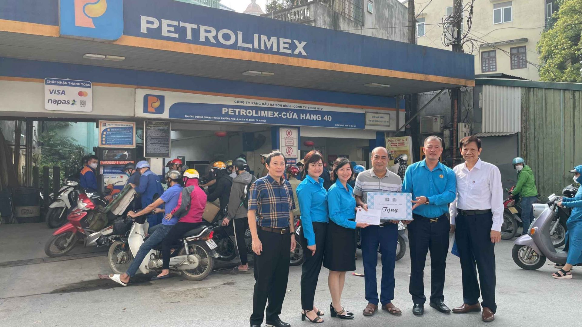 Ông Đường Xuân Chiến và bà Vũ Thị Lan Anh - hai Phó Chủ tịch Công đoàn Xăng dầu Việt Nam tặng quà động viên CBCNV Petrolimex Cửa hàng 40