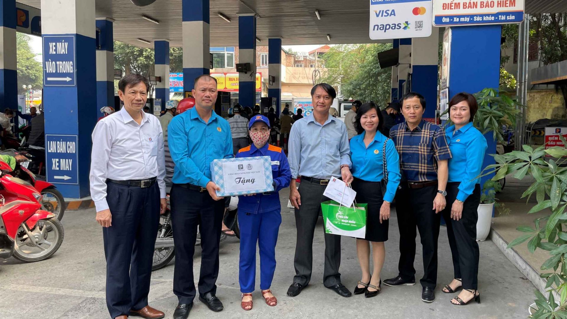 Thăm hỏi, tặng quà động viên CBCNV Petrolimex Cửa hàng 23