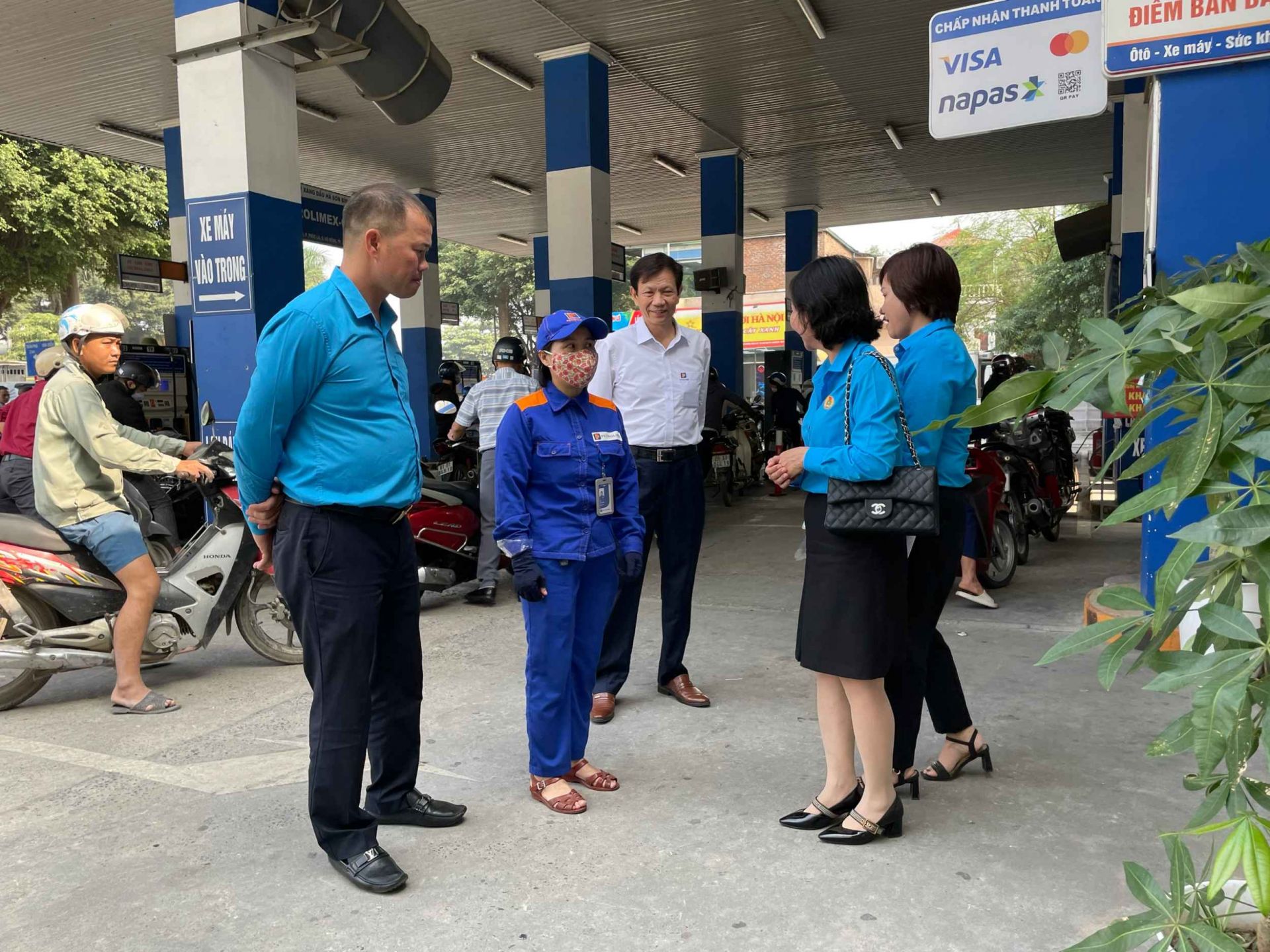 CBCNV các cửa hàng xăng dầu chia sẻ vẫn đang quyết tâm tăng ca trực bán để đảm bảo cung ứng xăng dầu liên tục đến tay khách hàng