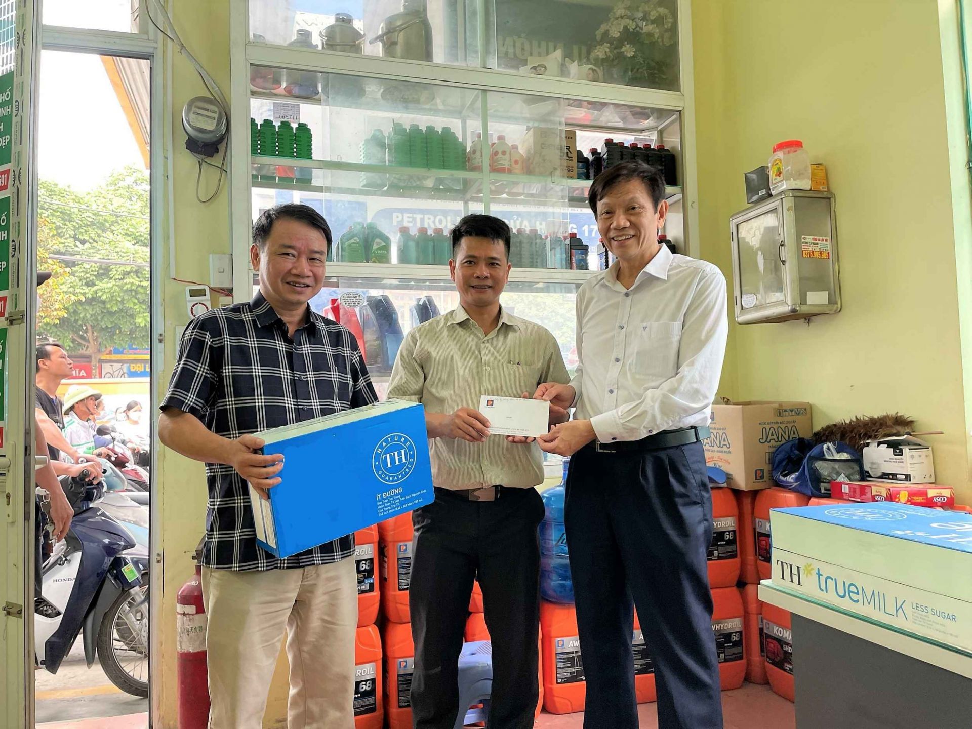Tặng quà động viên CBCNV Petrolimex Cửa hàng 17