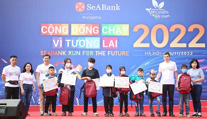SeABank trao học bổng khuyến học trọn đời phổ thông tặng những học sinh nghèo học giỏi, hiếu học. 