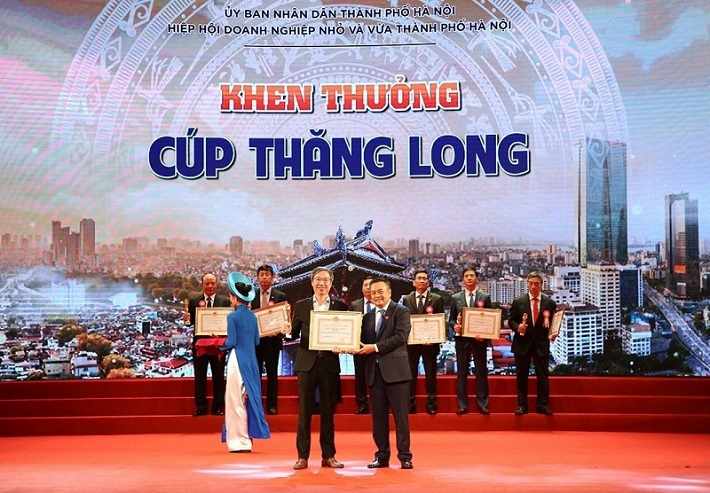 Đại diện Tập đoàn BRG nhận giải thưởng Cúp Thăng Long 2022