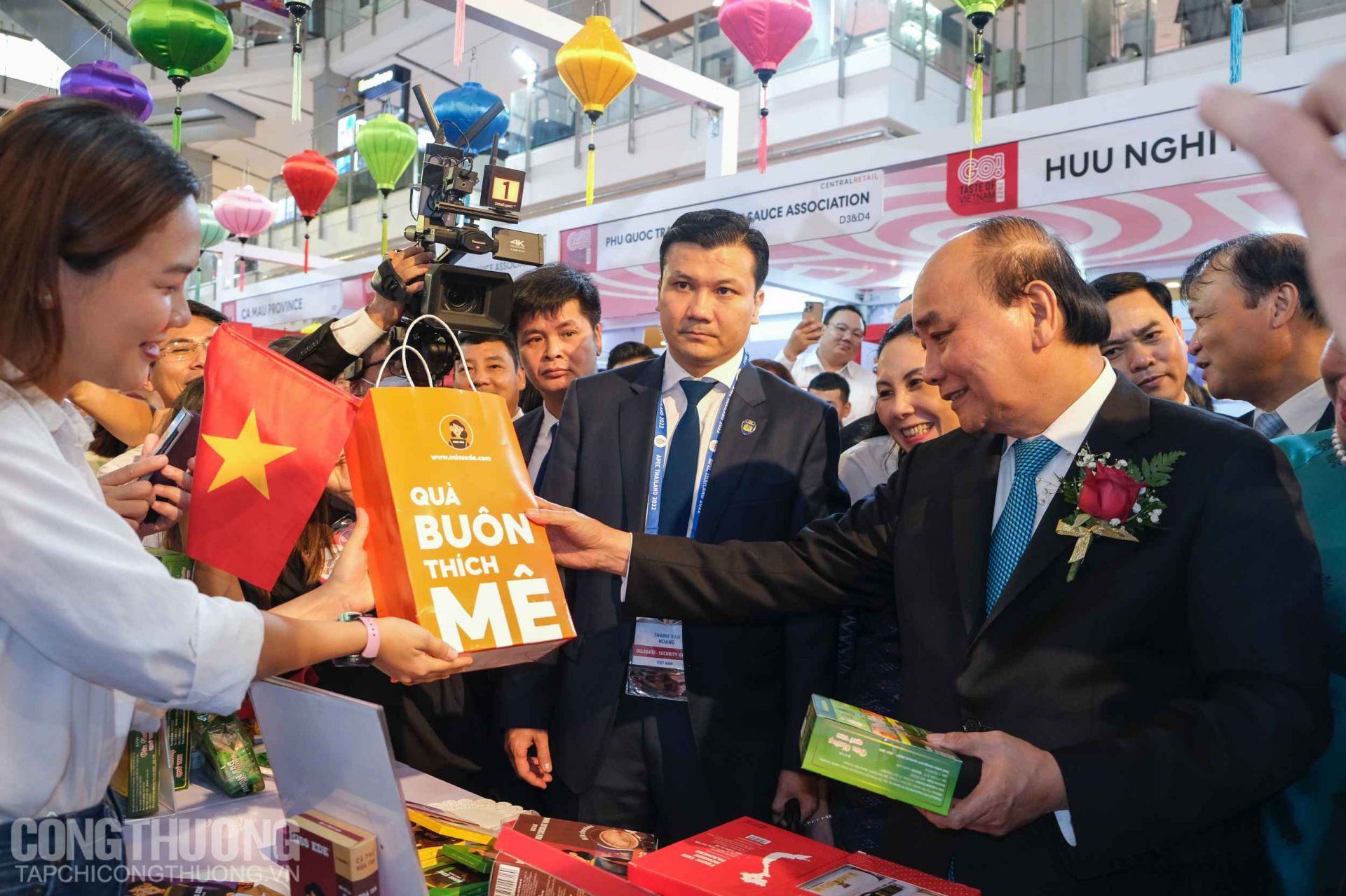 Chủ tịch nước Nguyễn Xuân Phúc cùng phu nhân tham quan các gian hàng ở Tuần hàng Việt Nam tại Thái Lan năm 2022