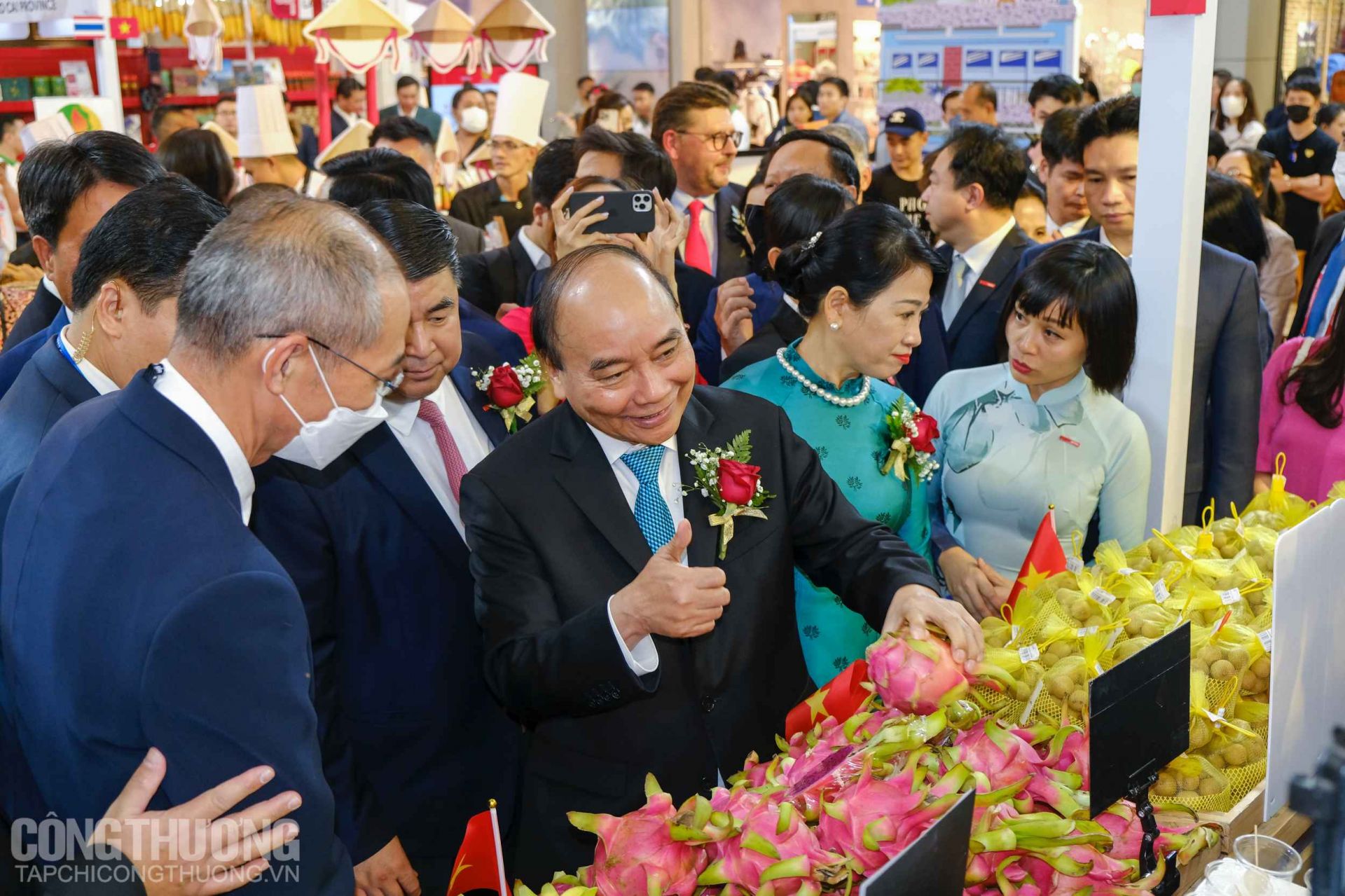 Chủ tịch nước Nguyễn Xuân Phúc cùng phu nhân tham quan các gian hàng ở Tuần hàng Việt Nam tại Thái Lan năm 2022
