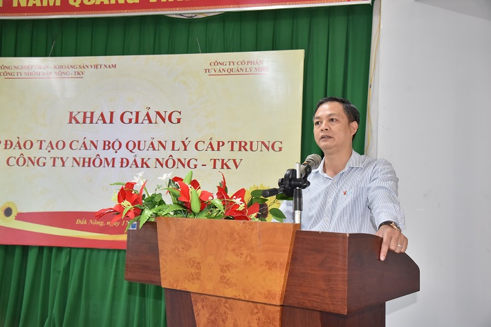 Ông Nguyễn Bá Phong - Bí thư Đảng ủy, Giám đốc Công ty phát biểu khai giảng khóa học