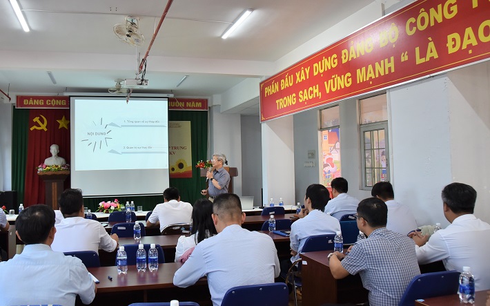  PGS.TS Nguyễn Thế Phán chia sẻ cùng các học viên tham gia khóa học