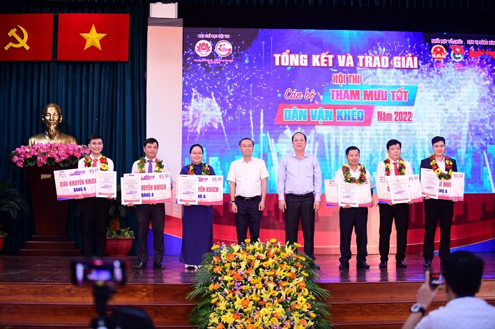 Kỹ sư Trần Đình Sơn Sở (ngoài cùng bên phải) nhận giải thưởng tại lễ tổng kết và trao giải Hội thi