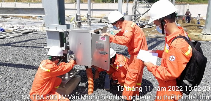 Công nhân PTC3 phối hợp nghiệm thu thiết bị nhất thứ TBA 500kV Vân Phong