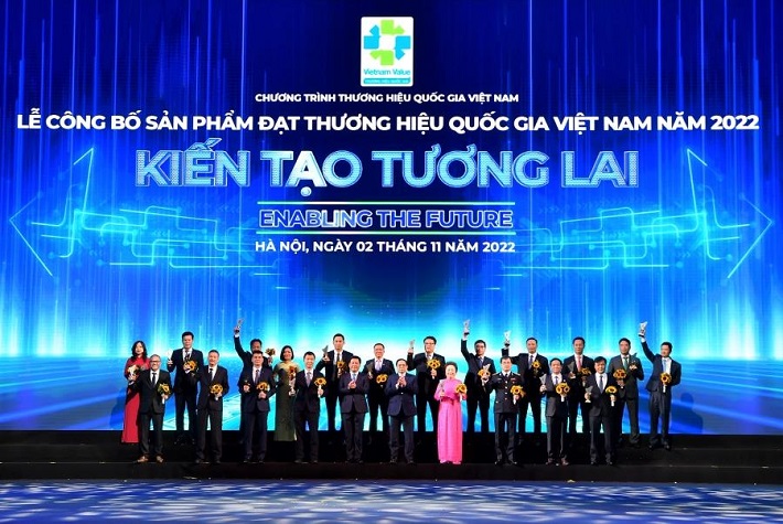 Thủ tướng Chính phủ Phạm Minh Chính (hàng đầu, thứ 5 từ phải sang) và đ/c Nguyễn Hồng Diên - Bộ trưởng Bộ Công thương, Chủ tịch Hội đồng Thương hiệu quốc gia Việt Nam (hàng đầu, thứ 5 từ trái sang) cùng đại diện các doanh nghiệp đạt Thương hiệu quốc giá chụp ảnh lưu niệm