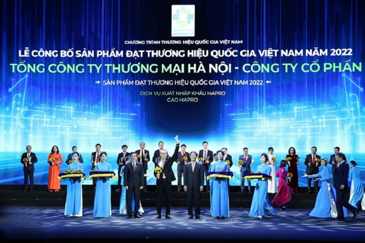 Đại diện Tổng Công ty Thương mại Hà Nội (Hapro) nhận danh hiệu “Sản phẩm đạt Thương hiệu Quốc gia Việt Nam 2022”