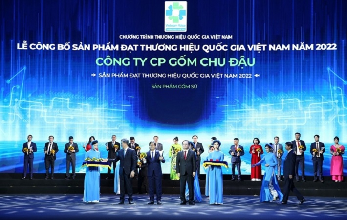 Đại diện Công ty Cổ phần Gốm Chu Đậu nhận danh hiệu “Sản phẩm đạt Thương hiệu Quốc gia Việt Nam 2022”