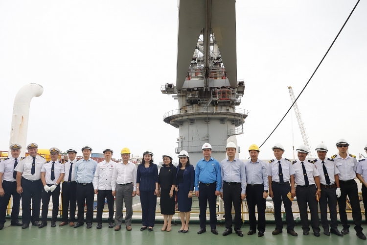 Phó Chủ tịch nước Võ Thị Ánh Xuân thăm, động viên và tặng quà cho người lao động Dầu khí trên tàu Trường Sa