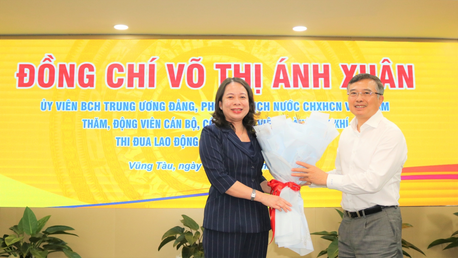 Đồng chí Hoàng Quốc Vượng tặng hoa cảm ơn Phó Chủ tịch nước Võ Thị Ánh Xuân