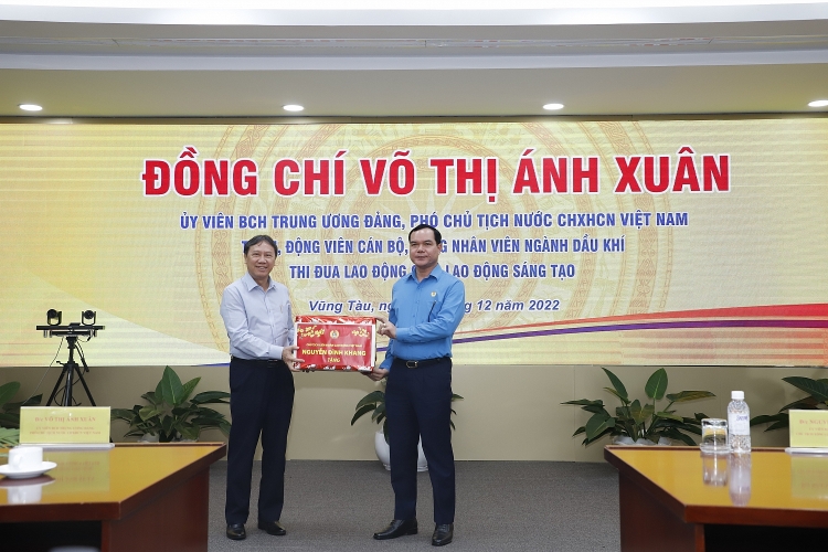 Đồng chí Nguyễn Đình Khang tặng quà cho tập thể lao động Vietsovpetro