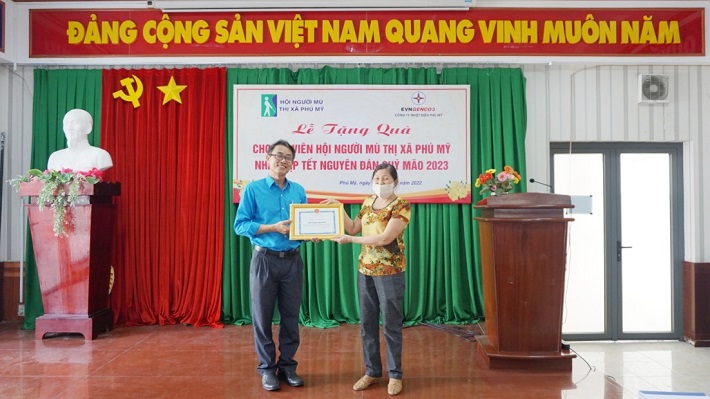 Đại diện Hội người mù thị xã Phú Mỹ trao Thư cảm ơn cho đại diện Công ty