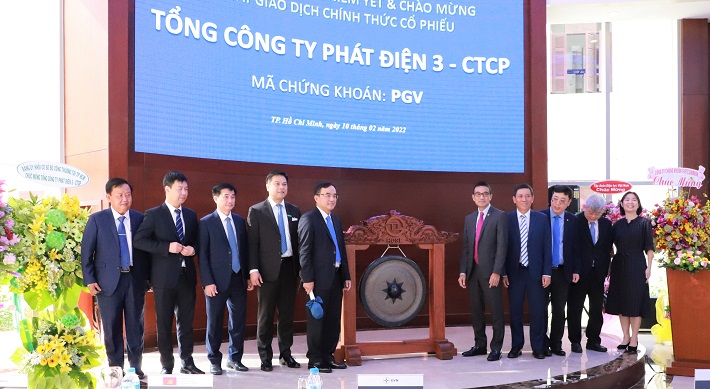 Ông Dương Quang Thành - Chủ tịch Hội đồng thành viên EVN thực hiện nghi thức đánh cồng mừng ngày giao dịch đầu tiên của cổ phiếu PGV trên sàn HOSE