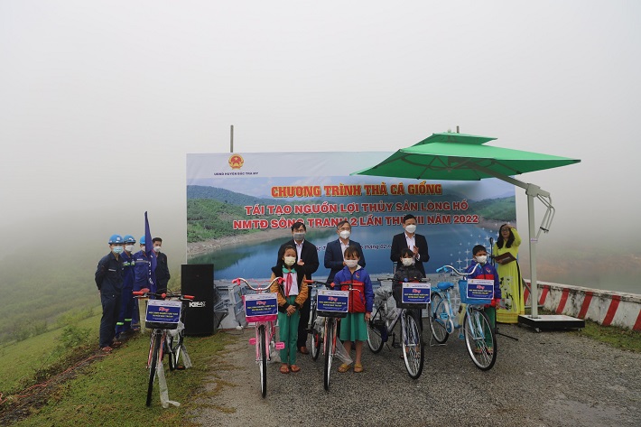 •	Các em học sinh nghèo vượt khó tại huyện Bắc Trà My được nhận hỗ trợ xe đạp