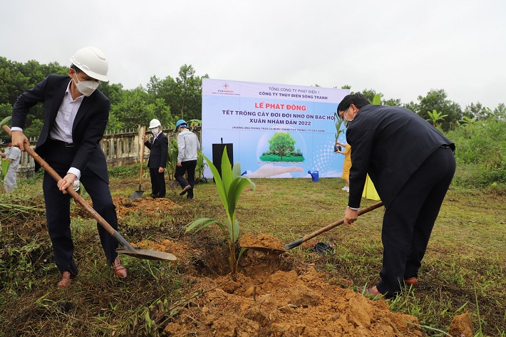 Lãnh đạo Công đoàn Tổng công ty Phát điện 1 và Lãnh đạo Công ty tham gia trồng cây tại sự kiện