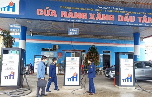Đoàn công tác giám sát hoạt động kinh doanh xăng dầu trên địa bàn huyện Đông Hưng