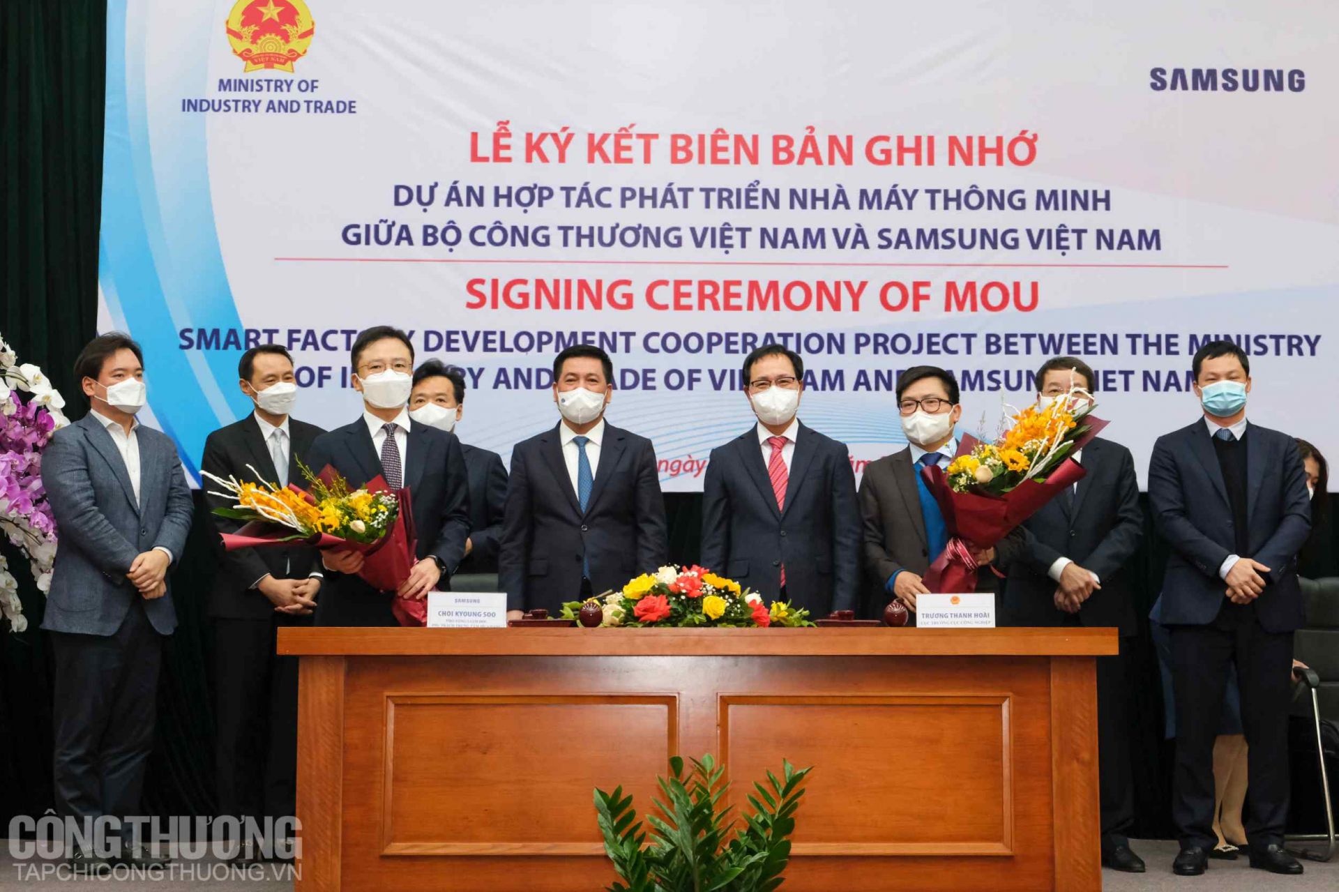 Đại diện Cục Công nghiệp và Samsung Việt Nam ký kết biên bản ghi nhớ hợp tác