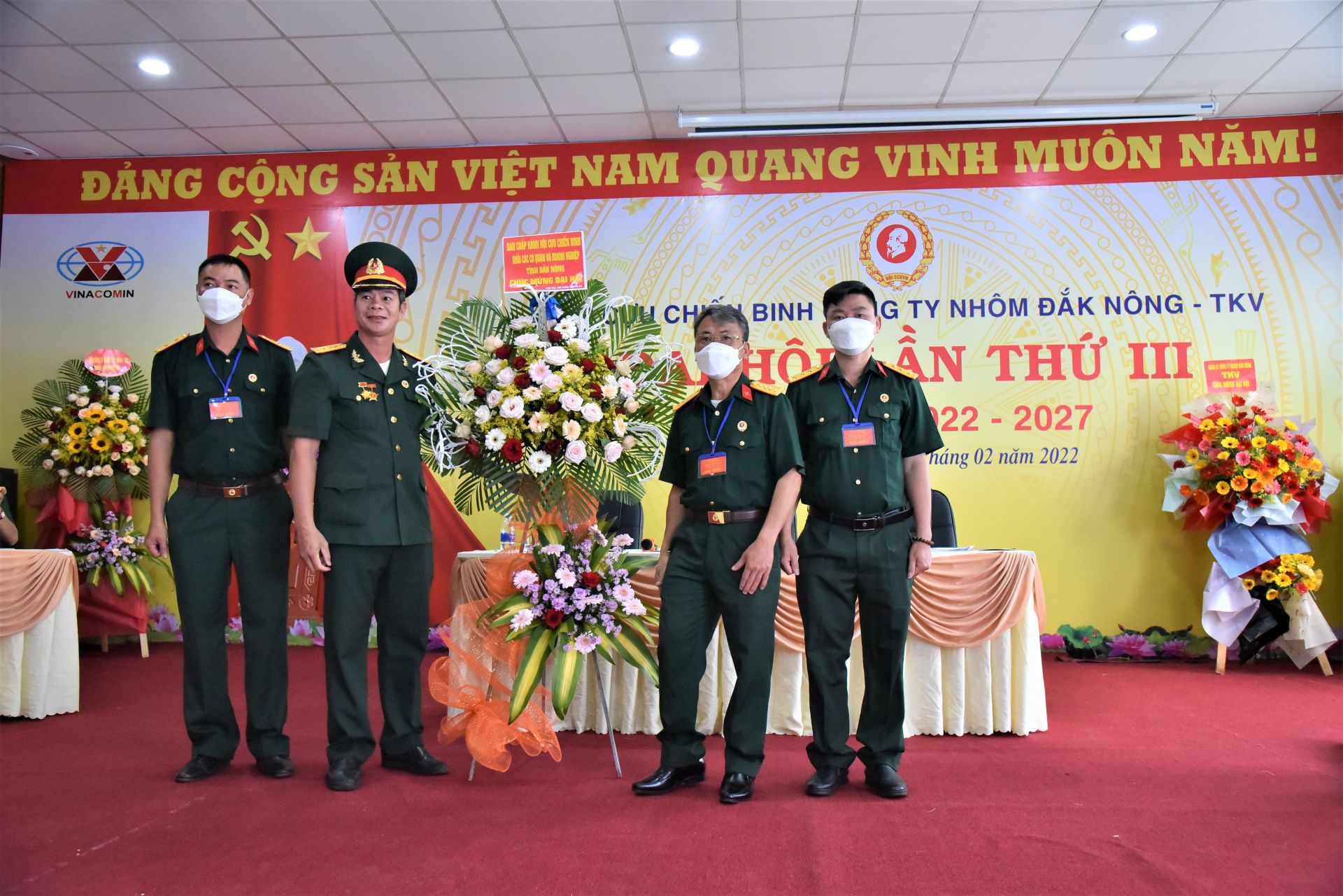  Đồng chí Bùi Hồng Mến thay mặt HCCB Đảng ủy Khối các Cơ quan và Doanh nghiệp tỉnh Đắk Nông tặng hoa chúc mừng Đại hội