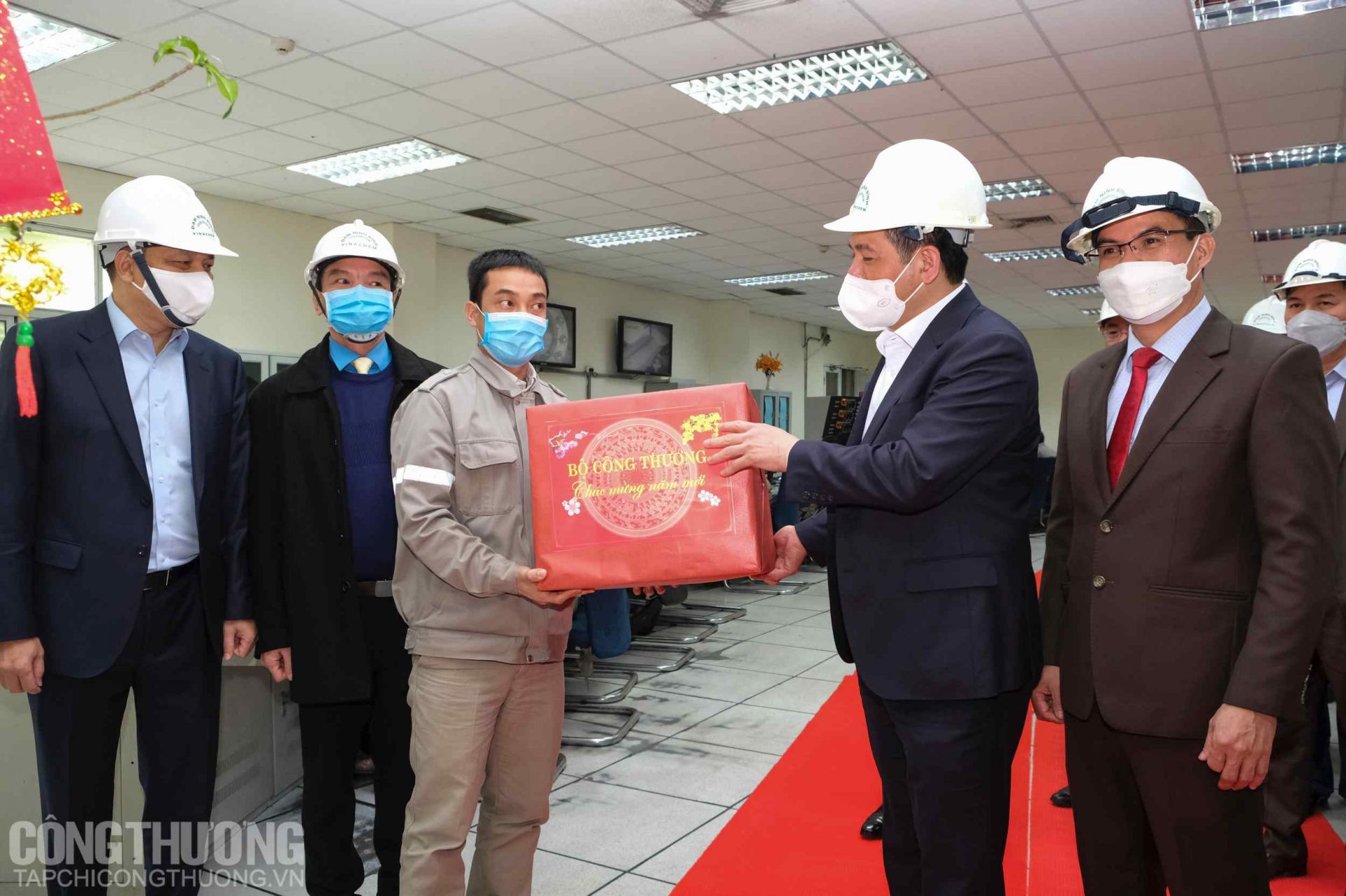 Bộ trưởng Nguyễn Hồng Diên nhấn mạnh Đạm Ninh Bình cần chú trọng hơn nữa công tác ứng dụng khoa học công nghệ và nâng cao chất lượng nguồn nhân lực, người lao động tại nhà máy