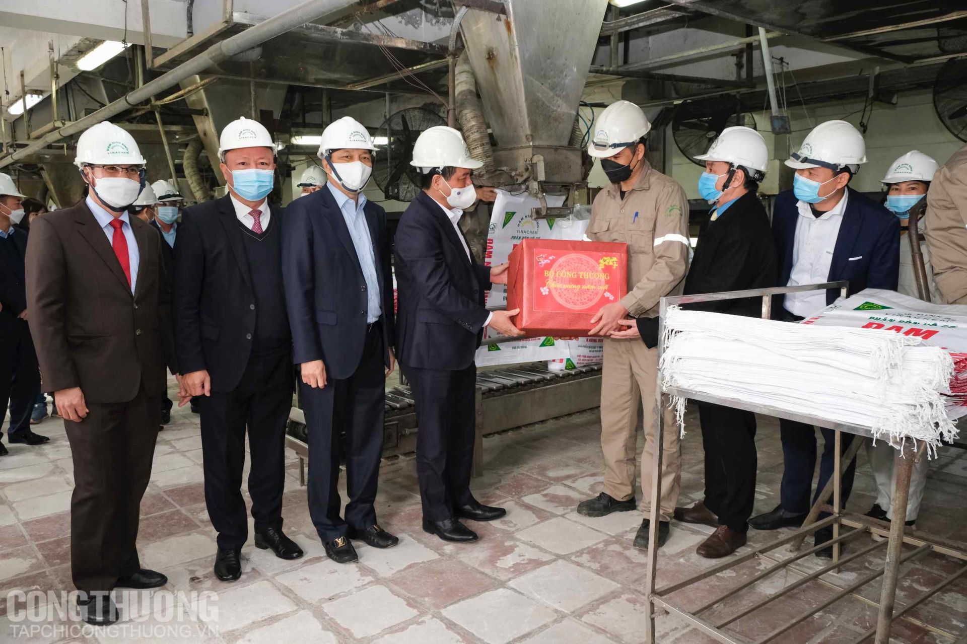 Lãnh đạo Bộ Công Thương trao tặng quà và động viên tinh thần người lao động tại nhà máy Đạm Ninh Bình nhân ngày đầu Xuân Nhâm Dần 2022