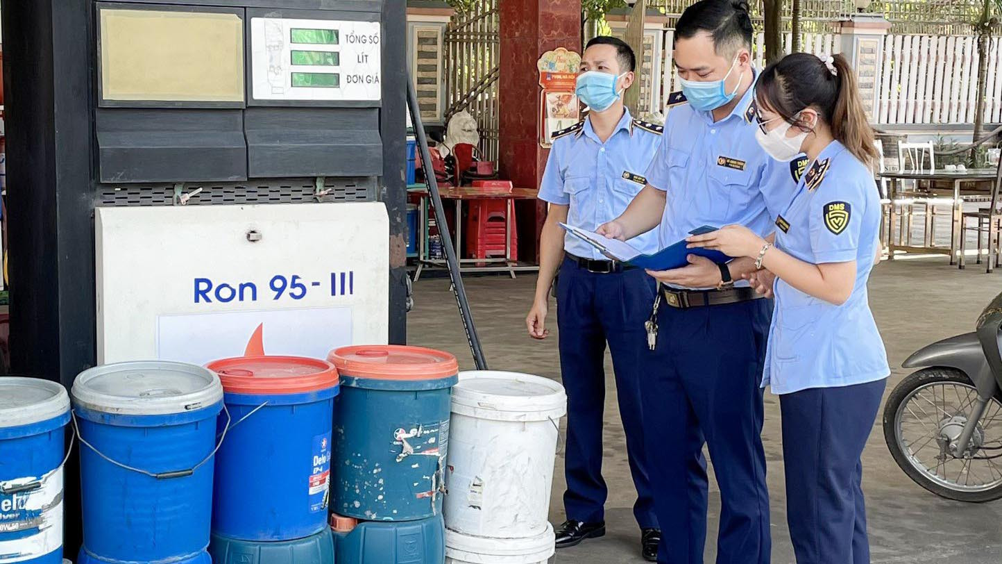 Lực lượng quản lý thị trường tăng cường kiểm tra, giám sát các đơn vị kinh doanh xăng dầu