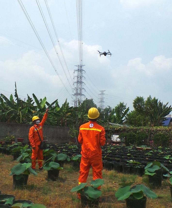 CBCNV đội Phú Lâm sử dụng Flycam kiểm tra quản lý vận hành đường dây truyền tải điện