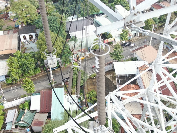 Hình ảnh Flycam kiểm tra thiết bị sau khi sau sự cố sét gây phóng chuỗi sứ lèo composite cột 47 đường dây 220kV Cầu Bông - Bình Tân