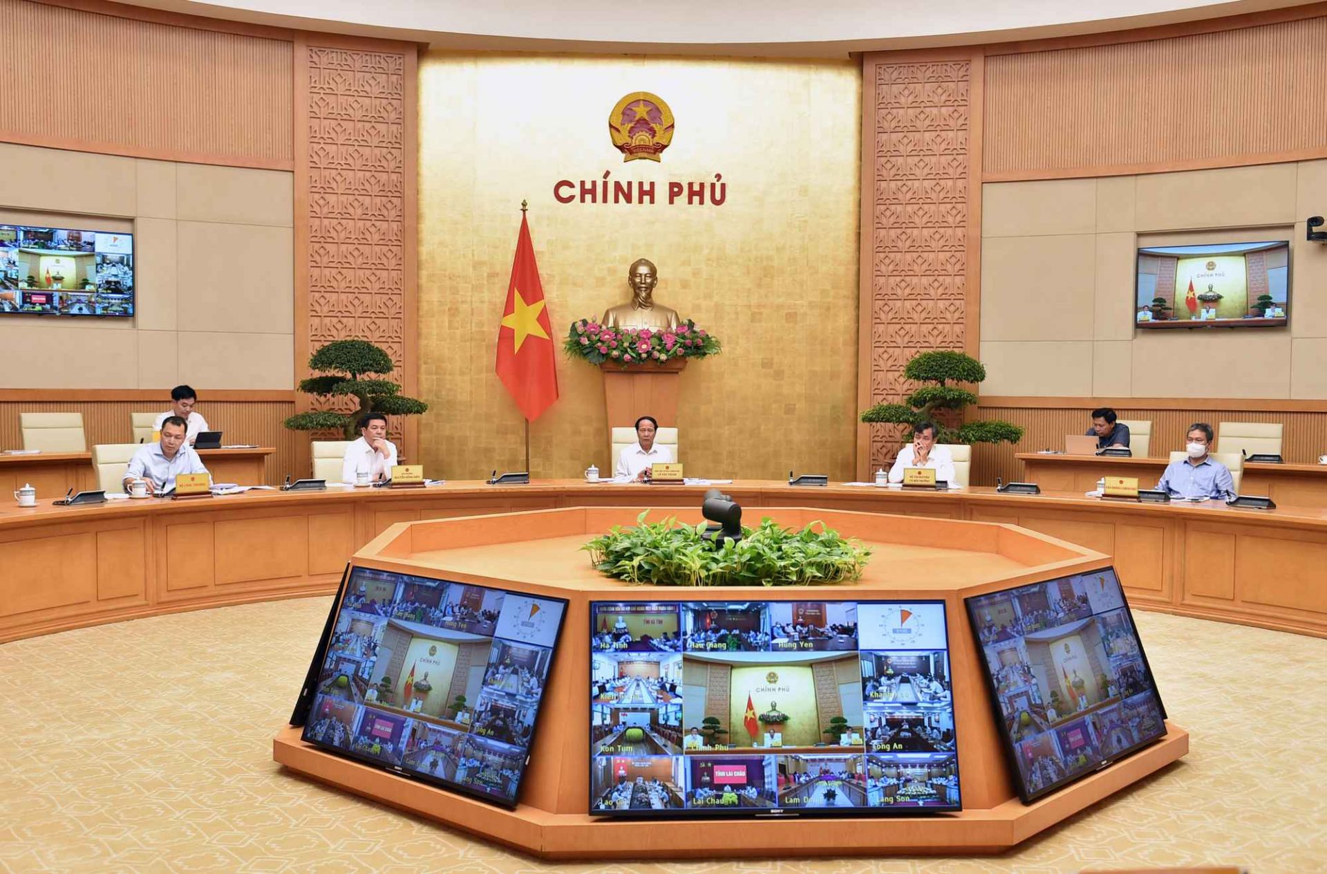 Phó Thủ tướng Lê Văn Thành chủ trì hội nghị trực tuyến với các địa phương về hoàn thiện Quy hoạch điện VIII ngày 15/4/2022 - Ảnh: VGP/Đức Tuân