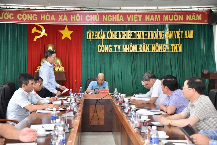 Đ/c Nguyễn Bá Phong – Bí thư Đảng ủy; Giám đốc Công ty thay mặt ban lãnh đạo Công ty báo cáo tại buổi làm việc