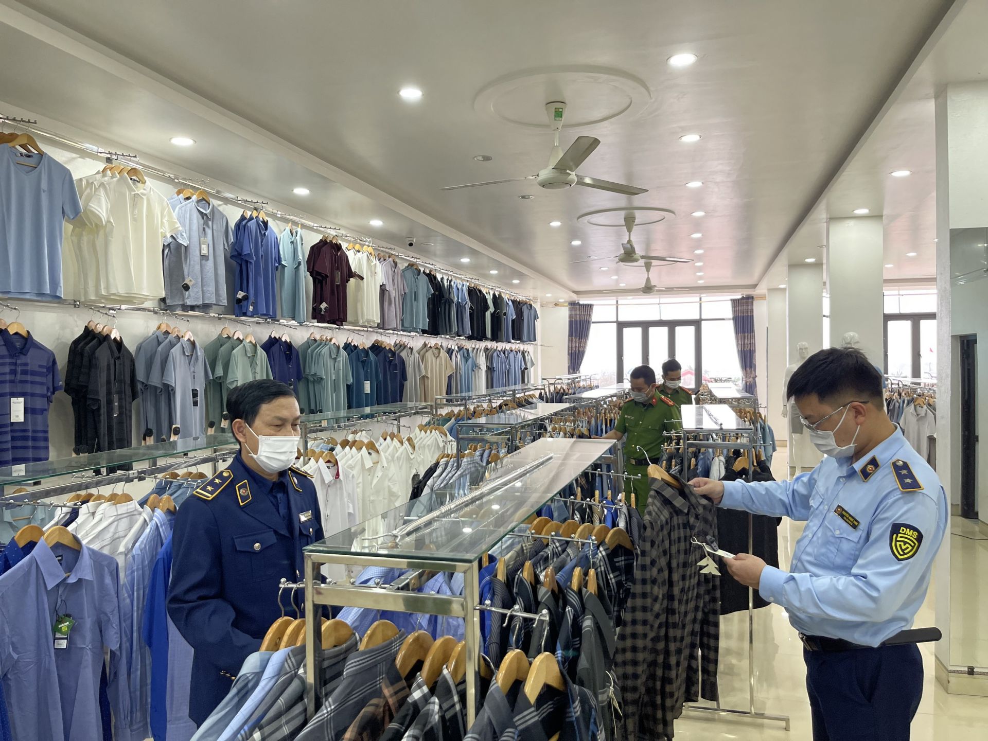 Đội QLTT số 5 phối hợp với lực lượng chức năng kiểm tra tại Cửa hàng Nam Long Fashion Family