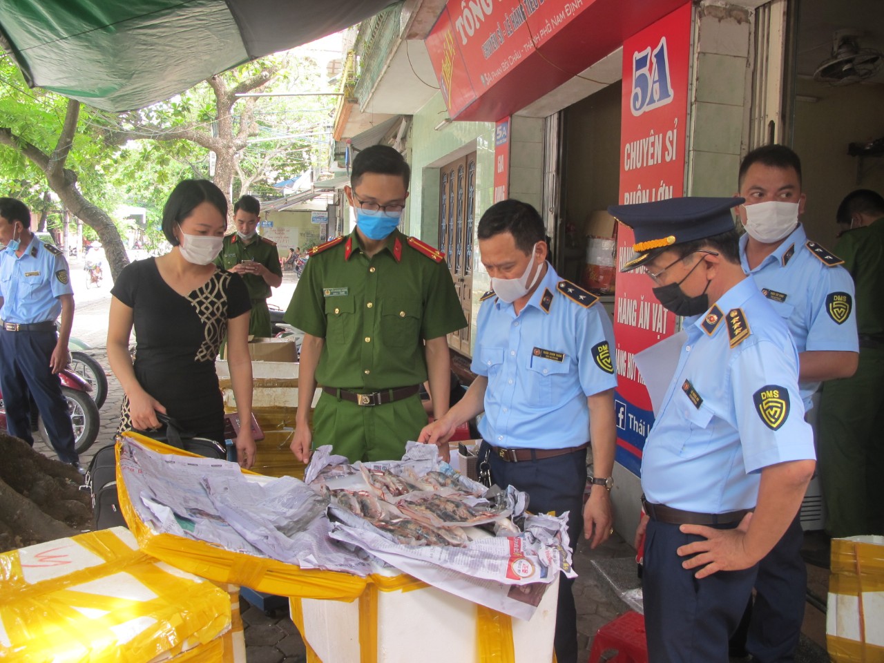 Lực lượng QLTT tỉnh Nam Định kiểm tra cơ sở kinh doanh thực phẩm không có nguồn gốc tai phường Năng Tĩnh ,TP. Nam Định
