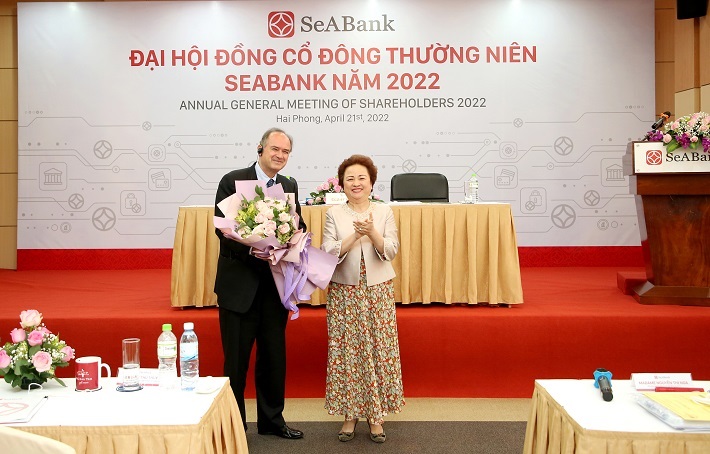  Bà Nguyễn Thị Nga - Phó Chủ tịch thường trực tặng hoa chúc mừng ông Mathew Nevil Welch được bầu làm thành viên HĐQT độc lập của SeABank.